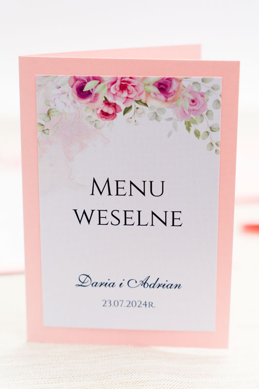 stylowe menu na stoły z różowymi różami